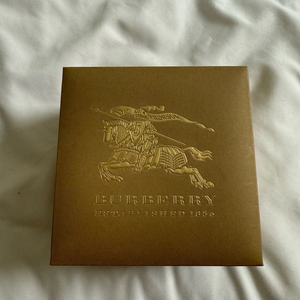Burberry Gold and Brown Watch with Iconic Design - Picture 5 of 5